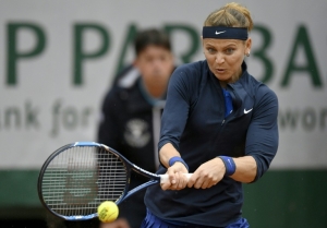 Jogando de agasalho, Lucie Safarova estreou com vit&oacute;ria em Roland Garros, em 22 de maio, em Paris