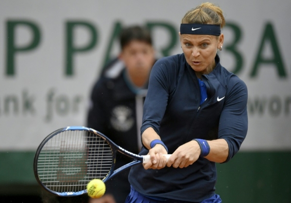 Jogando de agasalho, Lucie Safarova estreou com vit&oacute;ria em Roland Garros, em 22 de maio, em Paris