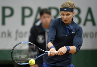 Jogando de agasalho, Lucie Safarova estreou com vit&oacute;ria em Roland Garros, em 22 de maio, em Paris