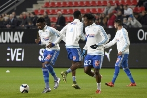 Jogadores do Olympique de Marselha antes de disputar partida com o Rennes, em Rennes, no dia 3 de dezembro de 2015