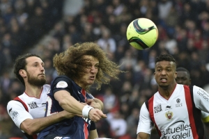 David Luiz (E) marcou de cabe&ccedil;a o terceiro gol do PSG, em 2 de abril, em Paris