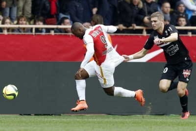 V&aacute;gner Love (E) &eacute; puxado pela camisa por Maxime Le Marchand, em 6 de fevereiro, em M&ocirc;naco