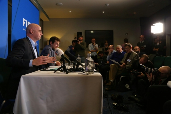 Infantino responde a perguntas dos jornalistas, em 4 de mar&ccedil;o, em Cardiff