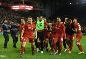 Jogadores do Liverpool comemoram vit&oacute;ria sobre o Stoke City, em Liverpool, no dia 26 de janeiro de 2016