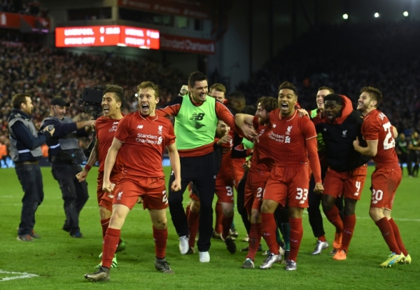 Jogadores do Liverpool comemoram vit&oacute;ria sobre o Stoke City, em Liverpool, no dia 26 de janeiro de 2016