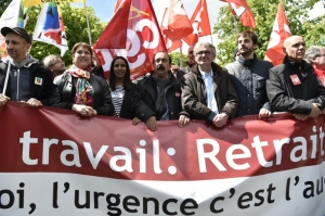(Abril) Sindicalistas protestam em Paris contra a lei