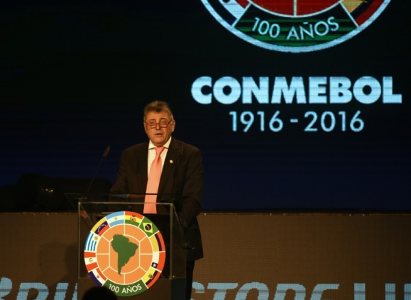 O presidente interino da Conmebol, Wilmar Valdez, discursa durante o sorteio dos grupos da Copa Libertadores em Luque, Paraguai