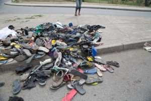 Cal&ccedil;ados abandonados na entrada da universidade ap&oacute;s o protesto