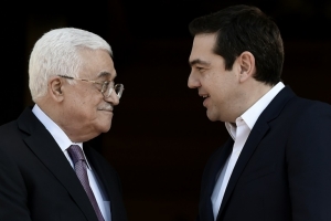 O primeiro-ministro grego Alexis Tsipras (D) cumprimenta o l&iacute;der palestino Mahmud Abbas em Atenas