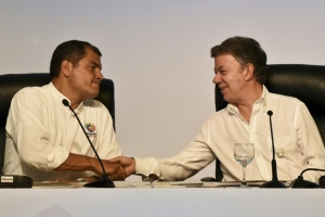 O presidente do Equador, Rafael Correa (E), sa&uacute;da o contraparte colombiano, Juan Manuel Santos, durante encontro presidencial e ministerial bilateral, em 15 de dezembro de 2015, em Cali, Col&ocirc;mbia