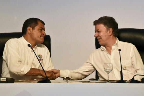 O presidente do Equador, Rafael Correa (E), sa&uacute;da o contraparte colombiano, Juan Manuel Santos, durante encontro presidencial e ministerial bilateral, em 15 de dezembro de 2015, em Cali, Col&ocirc;mbia