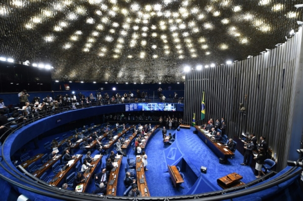 O Senado iniciou nesta quarta-feira a sess&atilde;o para decidir se abre o processo de impeachment da presidente Dilma Rousseff, o que acabaria com mais de 13 anos de governo do Partido dos Trabalhadores (PT)