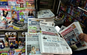 Jornais do grupo Clarin em uma banca em Buenos Aires