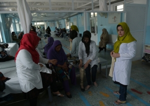 AAo menos seis civis morreram e 22 ficaram feridos nesta ter&ccedil;a-feira quando um homem-bomba detonou a carga explosiva perto de uma cl&iacute;nica ao norte de Cabul.