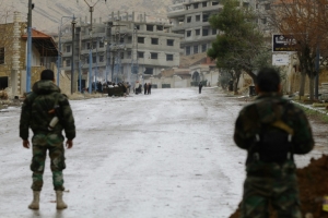 Membro das for&ccedil;as de seguran&ccedil;a s&iacute;rias na entrada da cidade de Madaya, em 14 de janeiro de 2016