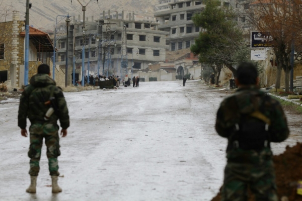 Membro das for&ccedil;as de seguran&ccedil;a s&iacute;rias na entrada da cidade de Madaya, em 14 de janeiro de 2016