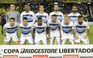 O time do Gr&ecirc;mio antes de partida contra o Rosario, em Ros&aacute;rio, no dia 5 de maio de 2016