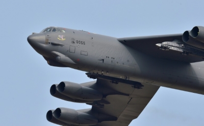Um avi&atilde;o militar americano B52 Stratofortress sobrevoa a base a&eacute;rea de Osan, em Pyeongtaek, no dia 10 de janeiro de 2016