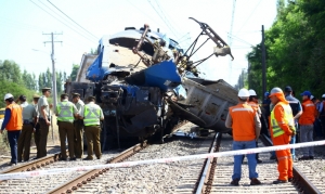 (Arquivo) Policiais e equipes de resgate s&atilde;o vistos em local de colis&atilde;o de trem com um caminh&atilde;o, em Santiago, Chile, no dia 4 de dezembro de 2013