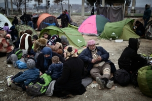Refugiados esperam em um campo na fronteira entre a Gr&eacute;cia e a Maced&ocirc;nia