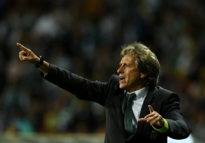 Sporting's coach Jorge Jesus gestures during the Portuguese Liga football match CD Tondela vs SC Sporting at the Aveiro City stadium in Aveiro on August 14, 2015. AFP PHOTO/ FRANCISCO LEONG