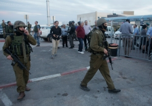 For&ccedil;as de seguran&ccedil;a israelenses guardam local de ataque com faca de palestinos contra israelenses, pr&oacute;ximo a um supermercado popular, em Ramallah, no dia 18 de fevereiro de 2016