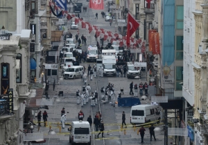 Policiais e socorristas na rua Istiklal ap&oacute;s o ataque