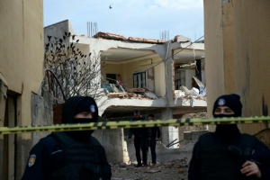 Policiais turcos em frente a im&oacute;vel destru&iacute;do em ataque, em 14 de janeiro