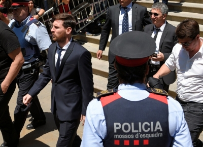 (2 jun) Messi deixa o tribunal, em Barcelona