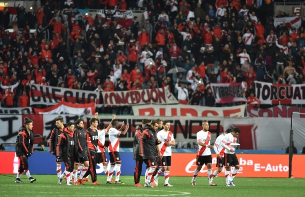 Jogadores do River Plate comemoram vit&oacute;ria sobre o Sanfrecce Hiroshima, em Osaka, no dia 16 de novembro de 2015