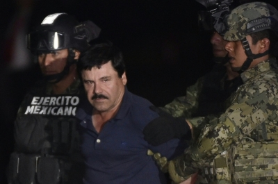 O narcotraficante Joaqu&iacute;n 'El Chapo' Guzm&aacute;n &eacute; escoltado por militares ap&oacute;s sua captura em Los Mochis, M&eacute;xico, no dia 8 de janeiro de 2016