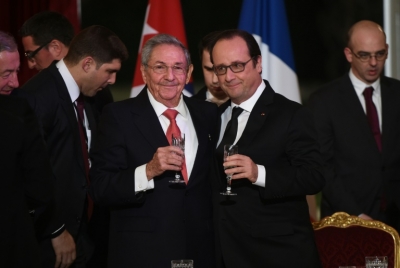 O presidente cubano, Ra&uacute;l Castro (E), e o presidente franc&ecirc;s, Fran&ccedil;ois Hollande, em Paris, no dia 1&ordm; de fevereiro de 2016