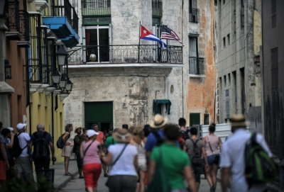 Turistas e cubanos aguardam chegada do presidente dos EUA Barack Obama &agrave; catedral de Havana