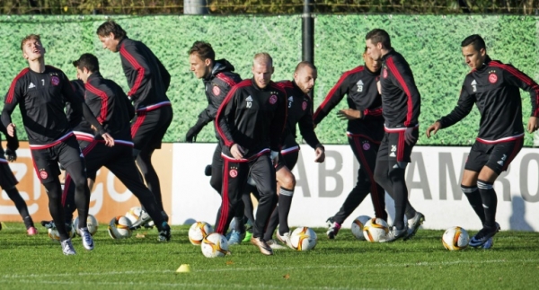 Jogadores do Ajax participam de treino, em Amsterd&atilde;, no dia 9 de dezembro de 2015