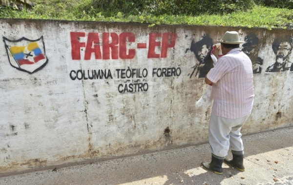 Inscri&ccedil;&atilde;o de apoio &agrave;s Farc no muro de uma estrada do sudeste da Col&ocirc;mbia em 3 de novembro de 2014