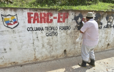 Inscri&ccedil;&atilde;o de apoio &agrave;s Farc no muro de uma estrada do sudeste da Col&ocirc;mbia em 3 de novembro de 2014
