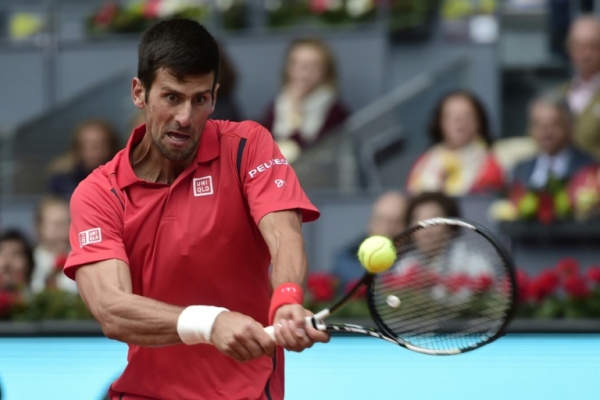 Novak Djokovic devolve a bola para Roberto Bautista