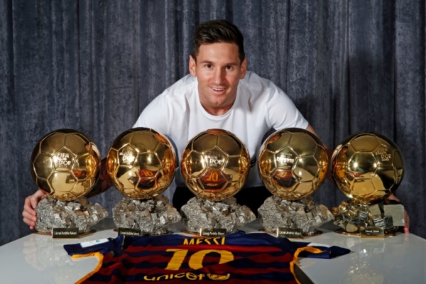 Lionel Messi posa com suas cinco Bolas de Ouro da Fifa, em Barcelona, no dia 12 de janeiro de 2016