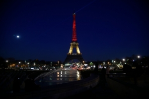 A Torre Eiffel iluminada com as cores da bandeira da B&eacute;lgica, em Paris, no dia 22 de mar&ccedil;o de 2016