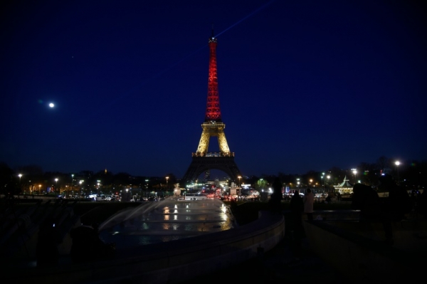 A Torre Eiffel iluminada com as cores da bandeira da B&eacute;lgica, em Paris, no dia 22 de mar&ccedil;o de 2016