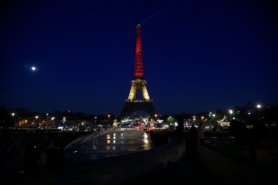 A Torre Eiffel iluminada com as cores da bandeira da B&eacute;lgica, em Paris, no dia 22 de mar&ccedil;o de 2016