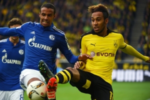 Aubameyang (D) &eacute; um dos jogadores mais cobi&ccedil;ados do mercado (foto de arquivo do dia 8 de novembro de 2015)