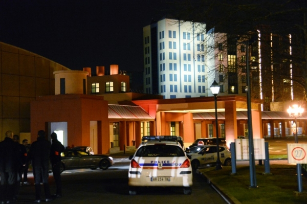 Policiais escoltam homem detido com armasm muni&ccedil;&atilde;o e um exemplar do Cor&atilde;o em um hotel da Disney Paris, no dia 28 de janeiro de 2016