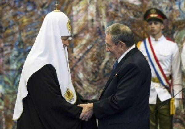 O presidente cubano, Ra&uacute;l Castro, e o patriarca da Igreja Ortodoxa Russa, Kirill, cumprimentam-se ap&oacute;s a entrega da Ordem Jos&eacute; Mart&iacute;, em Havana, 13 de fevereiro de 2016