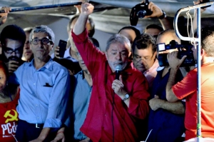 Lula discursa em manifesta&ccedil;&atilde;o a favor da democracia em S&atilde;o Paulo no dia 18 de mar&ccedil;o de 2016