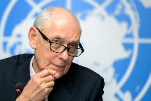 O presidente da Comiss&atilde;o de Investiga&ccedil;&atilde;o dos Direitos Humanos na Eritreia, Mike Smith, apresenta o relat&oacute;rio, em Genebra