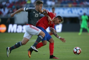 O paraguaio Victor Hugo Ayala (E) disputa a bola com o costarriquenho Kendall Waston, em 4 de junho, em Orlando