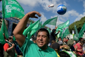 (Arquivo) Argentinos protestam contra os cortes do governo Macri em Buenos Aires em 29 de abril de 2016