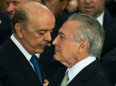 (12 mai) Serra (e) e Temer conversam durante cerim&ocirc;nia em Bras&iacute;lia