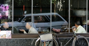 S&iacute;rios conversam em um caf&eacute; de Damasco, no primeiro cessar-fogo em cinco anos de conflito